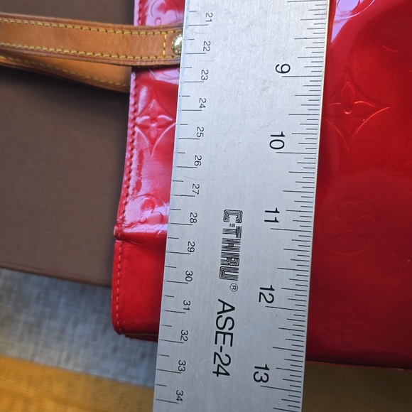 LOUIS VUITTON Vernis Red Tote bag - Picture 8 of 17